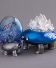 オークションNo.2「WTC５記念クリスタートル親子（青）」EGG company